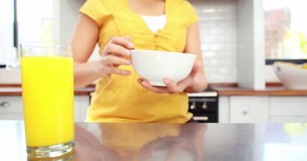 Mujer Embarazada Comiendo Cereales Casa Formato Alta Calidad — Vídeo de stock