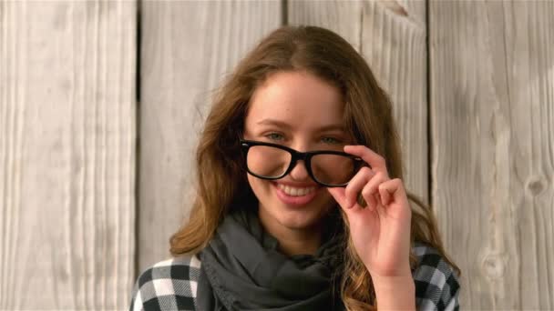 Chica Bonita Bajando Las Gafas Sonriendo Cámara Cámara Lenta — Vídeo de stock