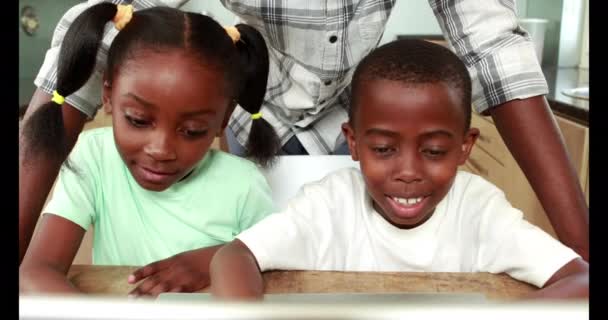 Father Using Laptop His Children Home Kitchen — Stock Video