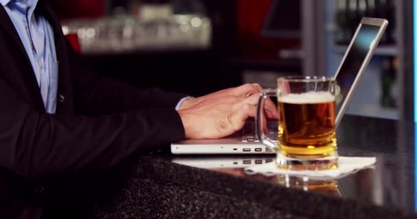 Uomo Affari Che Beve Qualcosa Mentre Lavora Suo Portatile Bar — Video Stock