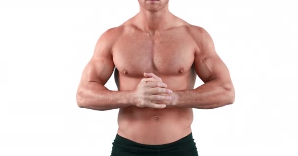 Pria Berotot Meregangkan Ototnya Pada Latar Belakang Putih — Stok Video
