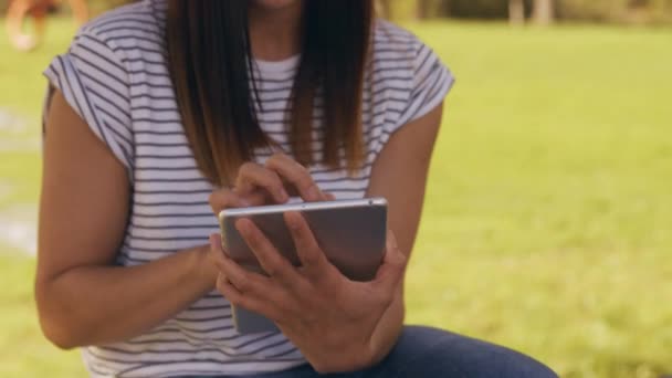 Morena Bonita Usando Tablet Parque Formato Alta Qualidade — Vídeo de Stock