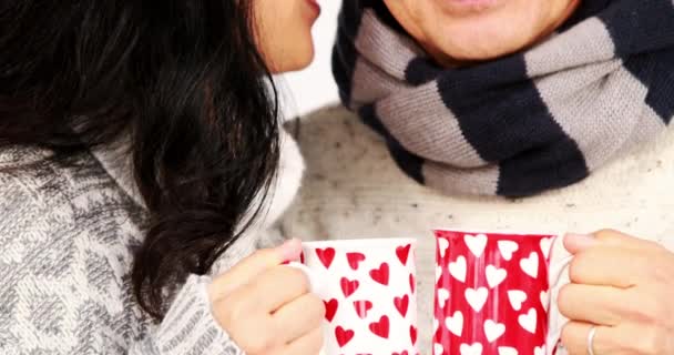 Ältere Asiatische Pärchen Halten Kaffeetassen Und Reden Auf Weißem Bildschirm — Stockvideo