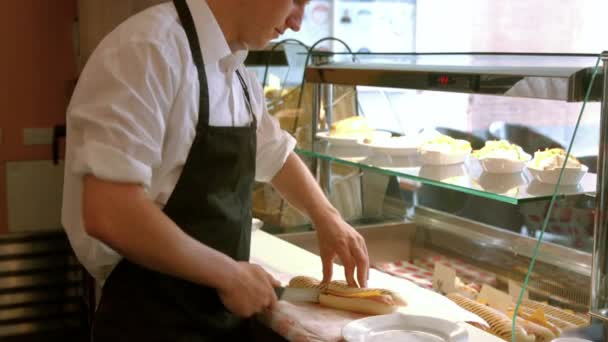 熟食店员工以高质量的4K格式准备了一份薄荷糖 — 图库视频影像