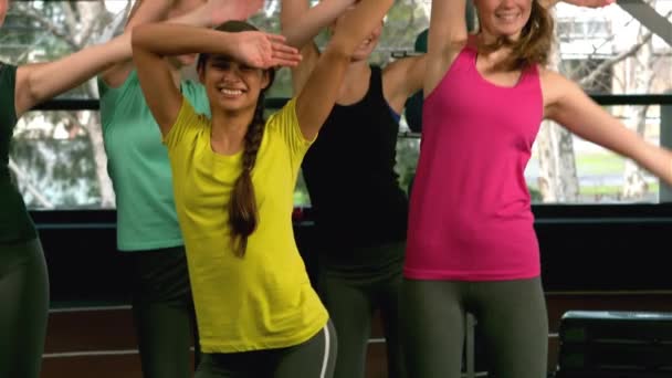 Подходящая Женская Группа Выполняющая Аэробные Упражнения Тренажерном Зале Замедленном Режиме — стоковое видео
