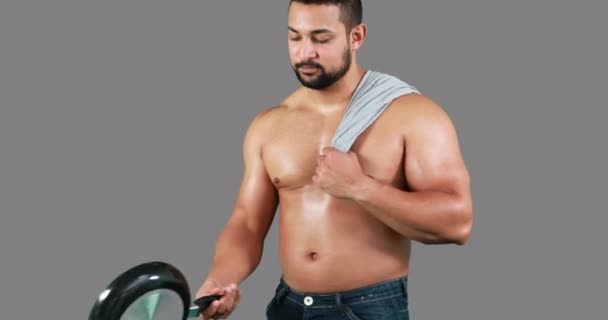 Smiling Muscular Man Holding Pan Grey Background — Stok Video