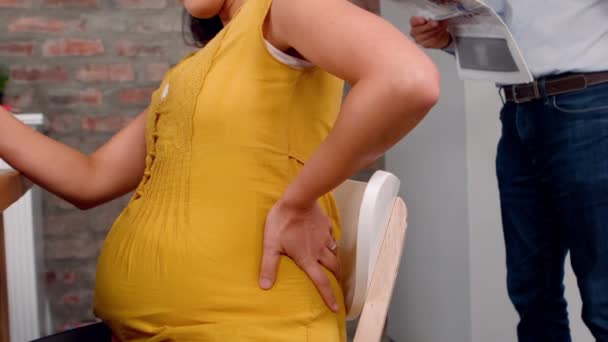 亚洲孕妇有背痛在厨房里 — 图库视频影像