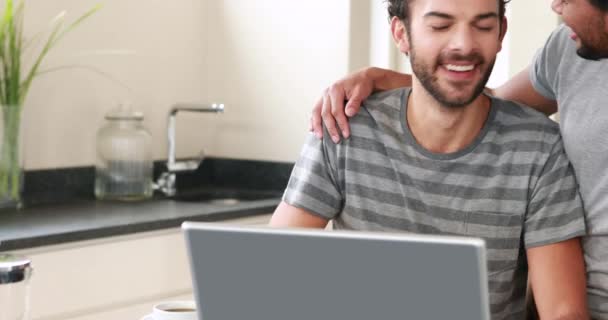 Feliz Casal Homossexual Usando Computador Cozinha — Vídeo de Stock