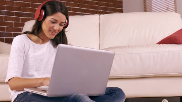 Усміхнена Жінка Використовує Ноутбук Вітальні — стокове відео