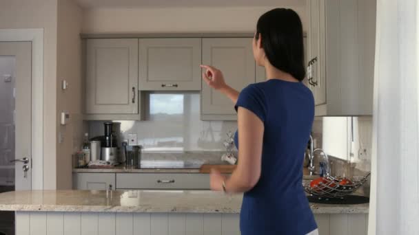 Wanita Cantik Menggunakan Touchscreen Tak Terlihat Dapur — Stok Video