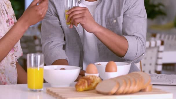 一起吃早餐 在慢动作的新人面带笑容 — 图库视频影像