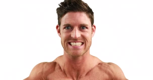 Muskulöser Mann Lässt Seine Muskeln Auf Weißem Hintergrund Spielen — Stockvideo