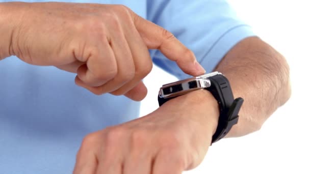 Man Använder Sin Smartwatch Vit Bakgrund — Stockvideo