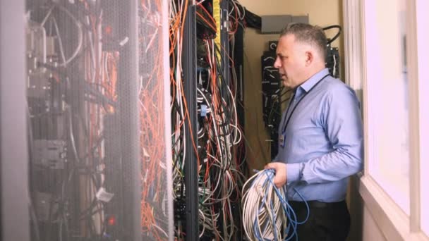 Technik Při Pohledu Otevřené Serveru Skříňka Vysoce Kvalitní Formátu — Stock video