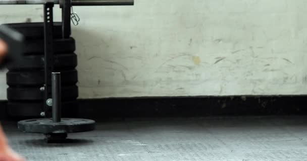 Fit Man Mengangkat Dumbbell Hitam Berat Dalam Format Berkualitas Tinggi — Stok Video