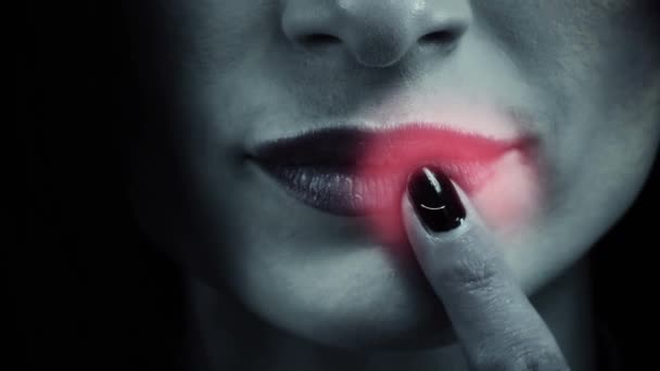 Vue Rapprochée Une Femme Touchant Ses Lèvres Noir Blanc — Video