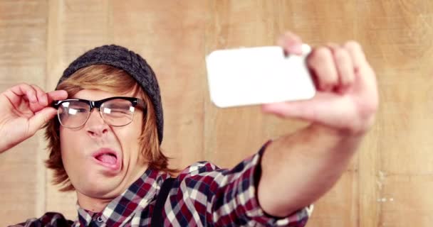 Hipster Mengambil Selfie Dengan Telepon Dalam Format Berkualitas Tinggi — Stok Video