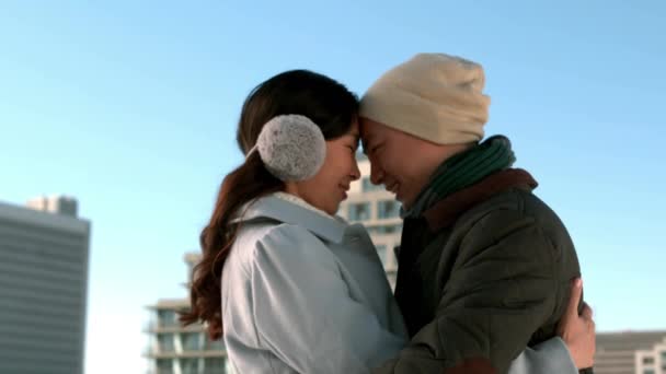 Liefdevolle Aziatische Paar Winterkleren Poseren Buiten — Stockvideo