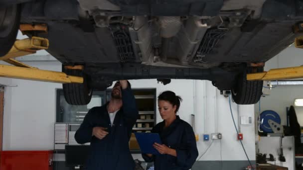 Mécanique Révision Une Voiture Dans Garage — Video