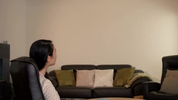 Mulher Bonita Usando Touchscreen Invisível Sala Estar — Vídeo de Stock