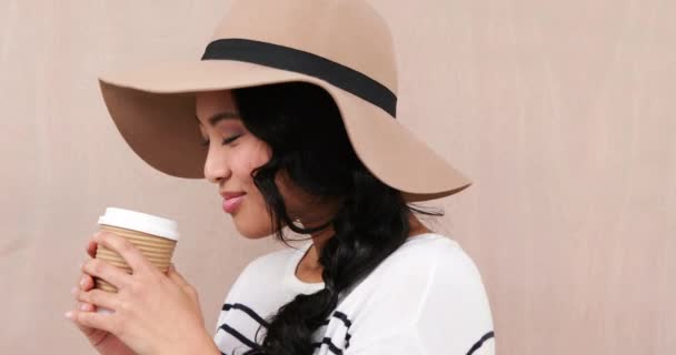 Aziatische Hipster Met Koffie Gaan Hoge Kwaliteit Formaat — Stockvideo