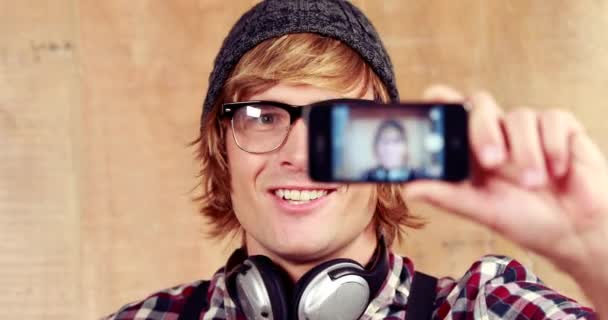 Hipster Tomando Una Selfie Con Teléfono Formato Alta Calidad — Vídeo de stock