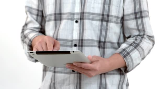 Seção Intermediária Homem Usando Seu Tablet Contra Fundo Branco — Vídeo de Stock