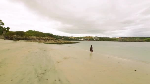 一个漂亮的女孩走在沙滩上的高角度视图 — 图库视频影像
