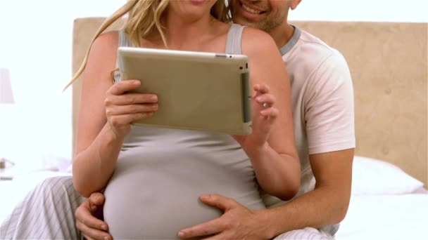 Heureux Futurs Parents Utilisant Tablette Dans Chambre — Video