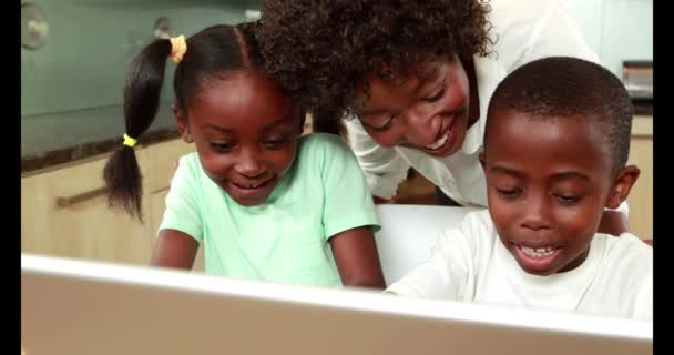 Mor Använder Laptop Med Sina Barn Hemma Köket — Stockvideo