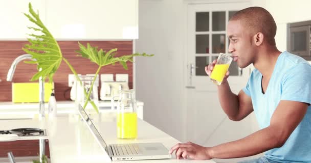 Casual Gülümseyen Adam Mutfakta Portakal Suyu Içme — Stok video