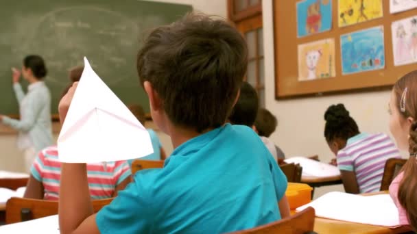 Dziecko Papieru Samolot Ręku Klasie Podczas Lekcji Zwolnionym Tempie — Wideo stockowe