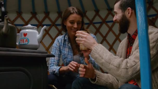 室内でお茶を持っている若いカップルの笑顔 — ストック動画