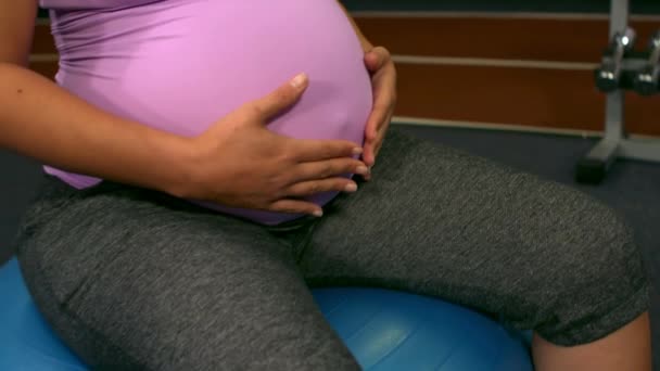 Kobiety Ciąży Siedzi Piłki Ćwiczeń Zwolnionym Tempie — Wideo stockowe