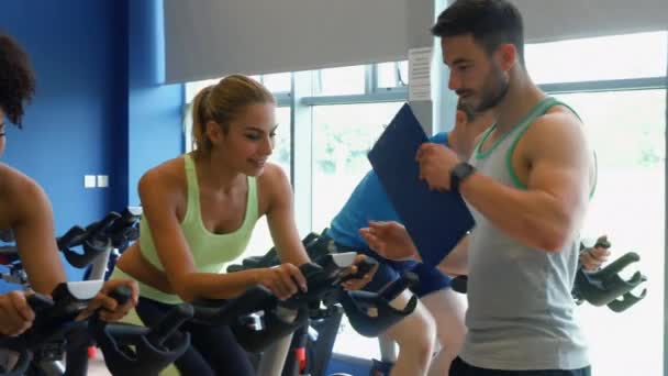 Cours Spin Dans Salle Gym Format Ultra — Video