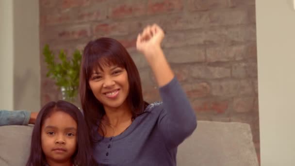 Familia Hispanică Zâmbitoare Își Ridică Mâinile Acasă — Videoclip de stoc