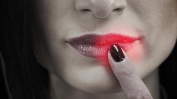 Menutup Pandangan Seorang Wanita Menyentuh Bibirnya Dalam Hitam Dan Putih — Stok Video