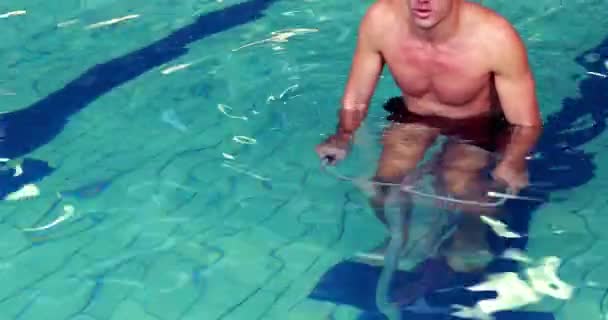 Yüksek Kaliteli Biçimi Havuzunda Bisiklete Binme Adam Uygun — Stok video