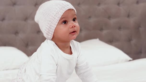 Baby Weißer Kleidung Kriecht Auf Bett — Stockvideo