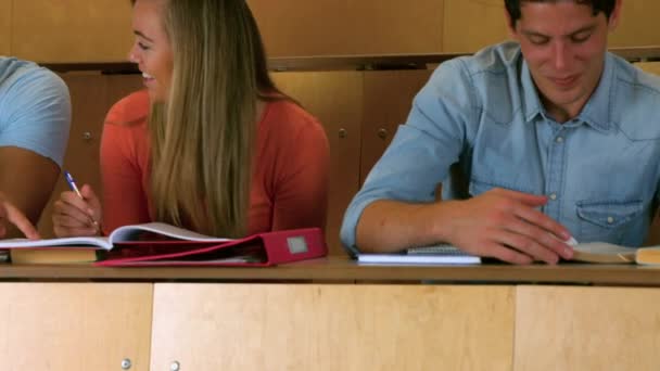 Ευτυχισμένος Φοιτητές Που Σπουδάζουν Στη Βιβλιοθήκη Στο Πανεπιστήμιο — Αρχείο Βίντεο