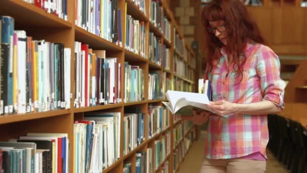 Öğrenci Kitap Rafa Göre Bir Kütüphane Kitap Okuma — Stok video