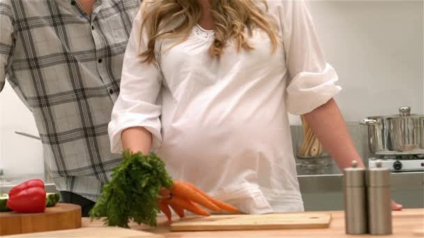 Pareja Sosteniendo Zanahorias Cocina — Vídeo de stock