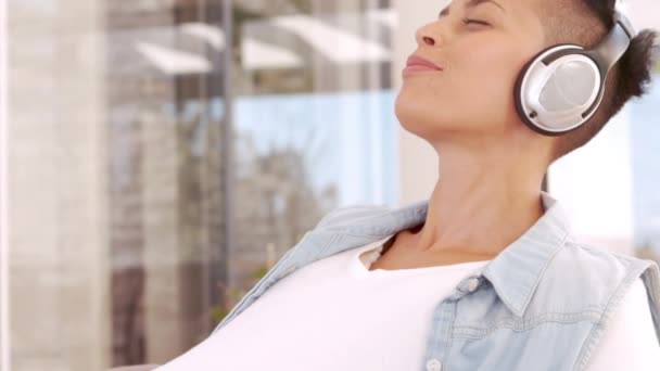 Felice Donna Incinta Ascoltando Meditare Mettere Cuffie Sulla Pancia Rallentatore — Video Stock