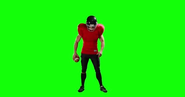 American Football Spieler Hält Ball Auf Grünem Hintergrund — Stockvideo