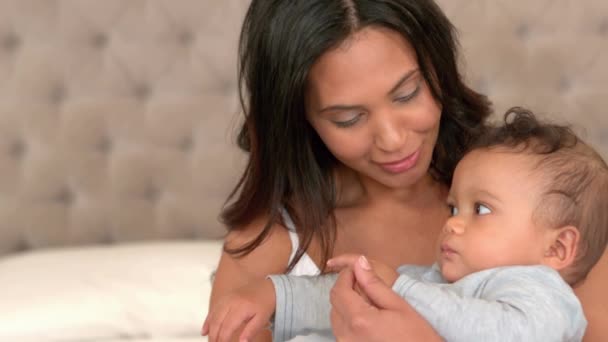 Madre Con Lindo Bebé Sentado Cama Casa — Vídeos de Stock