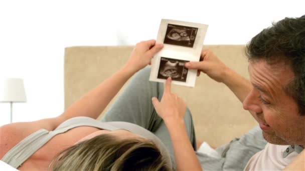 Budoucí Rodiče Při Pohledu Ultrazvuk Ložnici — Stock video