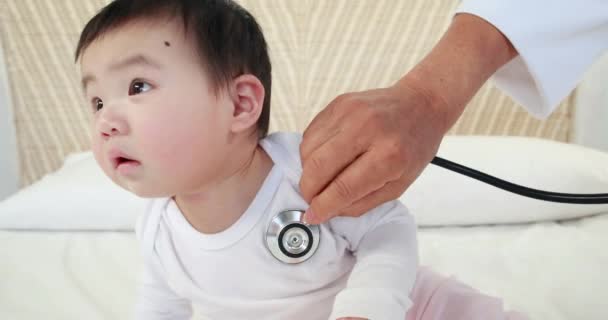 Médico Examinando Bebê Cama Formato Alta Qualidade — Vídeo de Stock