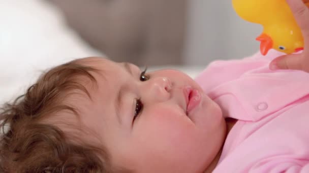 Schattige Babymeisje Spelen Met Rubber Ducky Bed — Stockvideo