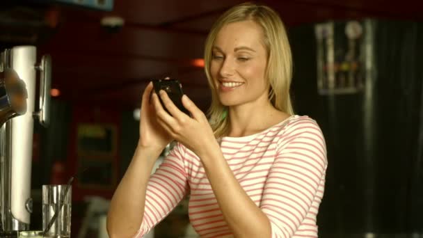 Mulher Usando Seu Telefone Bar Formato Alta Qualidade — Vídeo de Stock