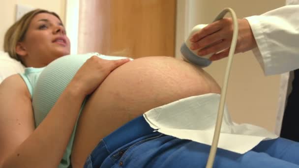 Lékař Provádějící Ultrazvuk Očekává Matka — Stock video